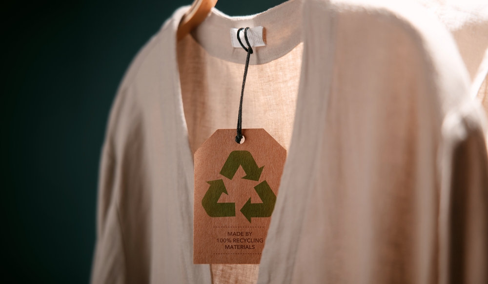 เสื้อสีเอิร์ธโทน ห้อยป้ายสัญลักษณ์ Reuse